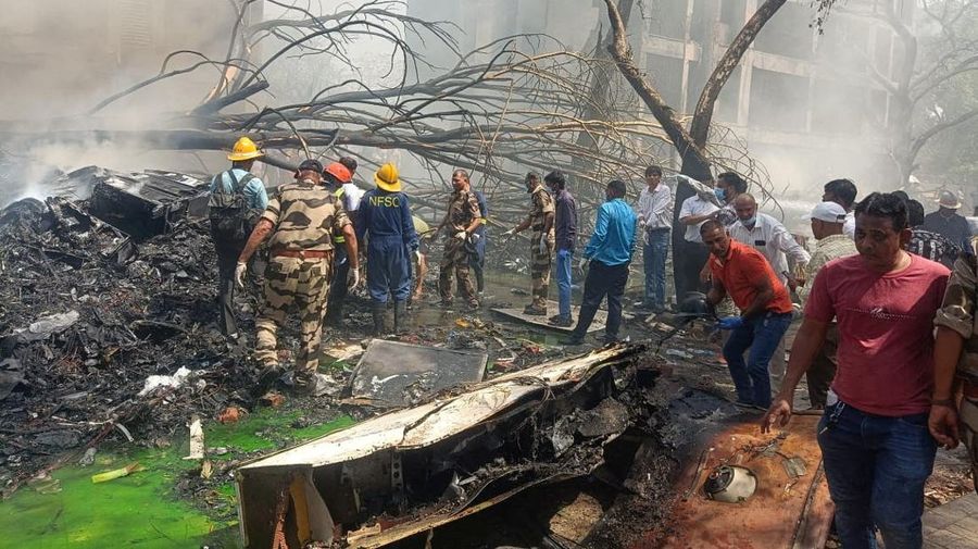 Anggota tim penyelamat bekerja saat asap mengepul di lokasi jatuhnya pesawat Air India di Ahmedabad, India, 12 Juni 2025. Anggota tim penyelamat bekerja saat asap mengepul di lokasi jatuhnya pesawat Air India di Ahmedabad, India, 12 Juni 2025. (REUTERS/Amit Dave)