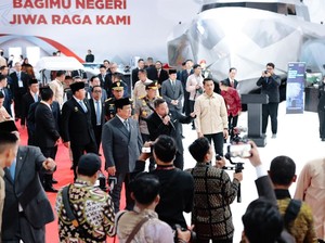 Momen Prabowo Tinjau Pameran Usai Peresmian Indo Defence 2025 di JIExpo