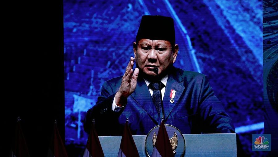 Presiden Prabowo Subianto menyampaikan paparan dalam acara International Conference on Infrastructure/ICI 2025, di JICC, Jakarta, Kamis (12/6/2025). (CNBC Indonesia/Tri Susilo)