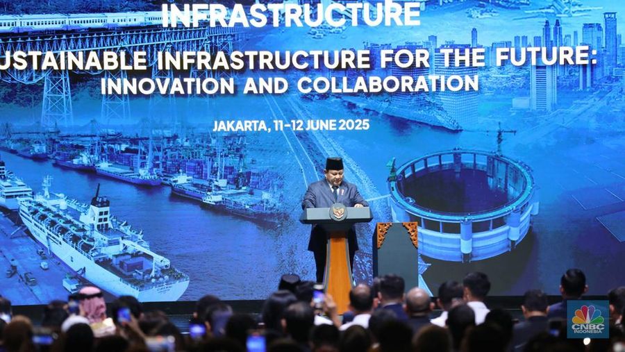 Presiden Prabowo Subianto menyampaikan paparan dalam acara International Conference on Infrastructure/ICI 2025, di JICC, Jakarta, Kamis (12/6/2025). (CNBC Indonesia/Tri Susilo)