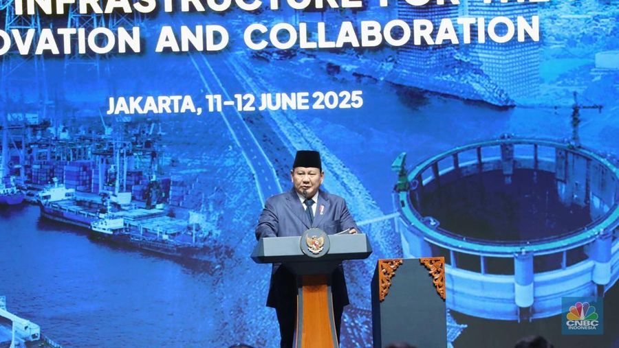 Presiden Prabowo Subianto menyampaikan paparan dalam acara International Conference on Infrastructure/ICI 2025, di JICC, Jakarta, Kamis (12/6/2025). (CNBC Indonesia/Tri Susilo)