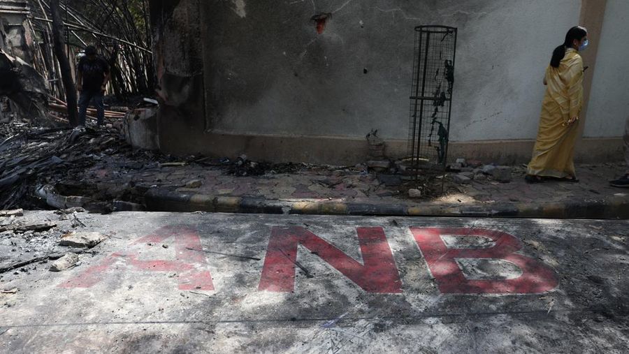 Anggota tim penyelamat bekerja saat asap mengepul di lokasi jatuhnya pesawat Air India di Ahmedabad, India, 12 Juni 2025. Anggota tim penyelamat bekerja saat asap mengepul di lokasi jatuhnya pesawat Air India di Ahmedabad, India, 12 Juni 2025. (REUTERS/Amit Dave)