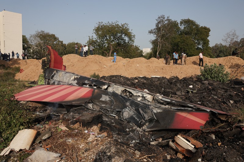 Petugas pemadam kebakaran bekerja untuk memadamkan api di lokasi jatuhnya pesawat Air India Boeing 787 Dreamliner di Ahmedabad, India, 12 Juni 2025. Petugas pemadam kebakaran bekerja untuk memadamkan api di lokasi jatuhnya pesawat Air India Boeing 787 Dreamliner di Ahmedabad, India, 12 Juni 2025. (REUTERS/Amit Dave)