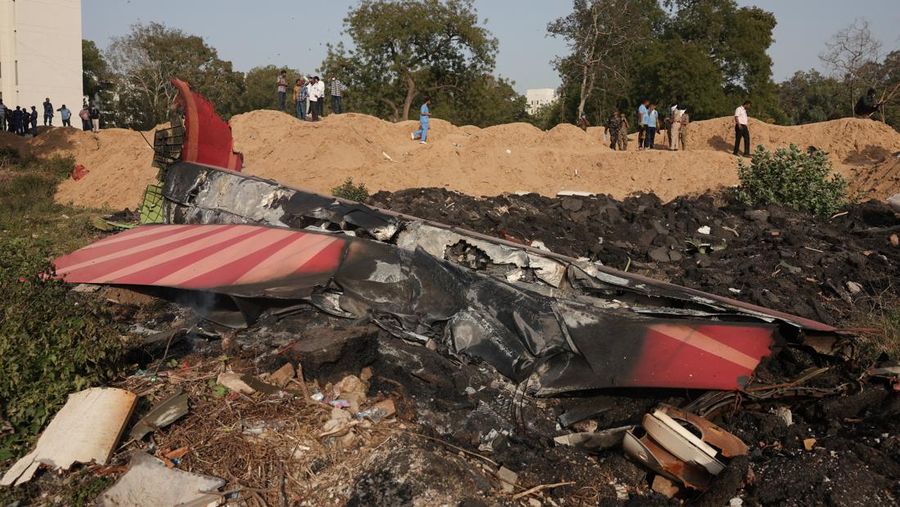 Petugas pemadam kebakaran bekerja untuk memadamkan api di lokasi jatuhnya pesawat Air India Boeing 787 Dreamliner di Ahmedabad, India, 12 Juni 2025. (REUTERS/Amit Dave)