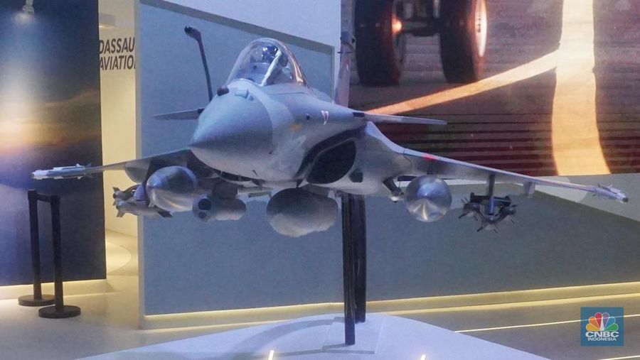 Rafale C pesawat tempur multi-peran buatan Dassault Aviation dari Prancis di pameran industri pertahanan internasional Indo Defence Expo & Forum 2025 di JIEXPO Kemayoran, Jakarta Pusat, Rabu (11/6/2025). (CNBC Indonesia/Muhamad Sabki)