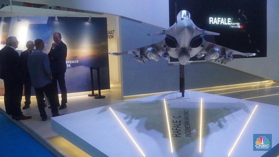 Rafale C pesawat tempur multi-peran buatan Dassault Aviation dari Prancis di pameran industri pertahanan internasional Indo Defence Expo & Forum 2025 di JIEXPO Kemayoran, Jakarta Pusat, Rabu (11/6/2025). (CNBC Indonesia/Muhamad Sabki)