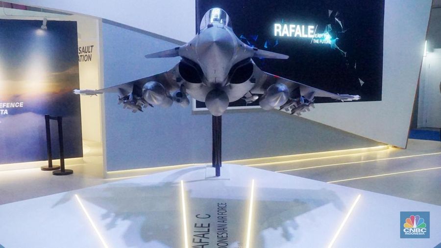 Rafale C pesawat tempur multi-peran buatan Dassault Aviation dari Prancis di pameran industri pertahanan internasional Indo Defence Expo & Forum 2025 di JIEXPO Kemayoran, Jakarta Pusat, Rabu (11/6/2025). (CNBC Indonesia/Muhamad Sabki)
