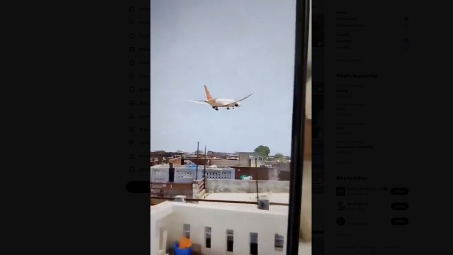 Sebuah video merekam detik-detik pesawat Air India jatuh tak lama setelah lepas landas di kota Ahmedabad, India barat, pada hari Kamis (12/6/2025). Sebuah video merekam detik-detik pesawat Air India jatuh tak lama setelah lepas landas di kota Ahmedabad, India barat, pada hari Kamis (12/6/2025). (Tangkapan Layar X/@rajput_of_india)