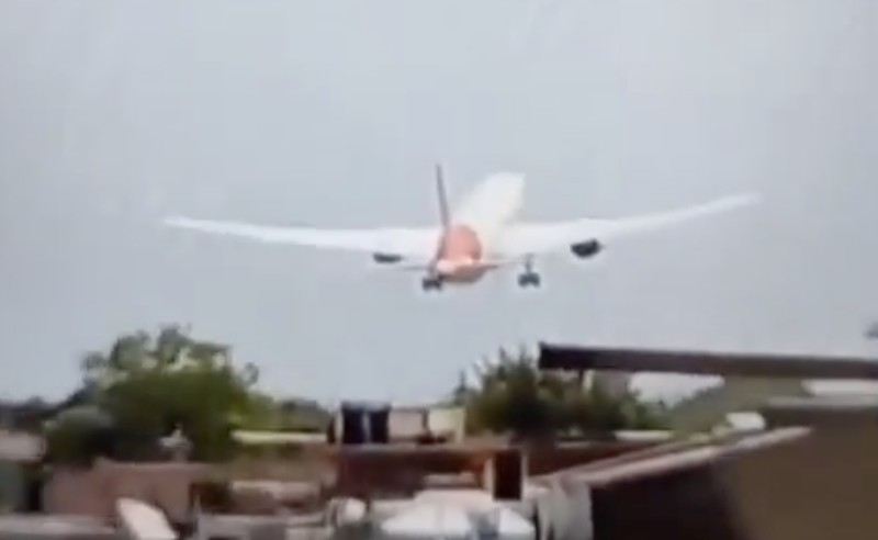 Sebuah video merekam detik-detik pesawat Air India jatuh tak lama setelah lepas landas di kota Ahmedabad, India barat, pada hari Kamis (12/6/2025). Sebuah video merekam detik-detik pesawat Air India jatuh tak lama setelah lepas landas di kota Ahmedabad, India barat, pada hari Kamis (12/6/2025). (Tangkapan Layar X/@rajput_of_india)