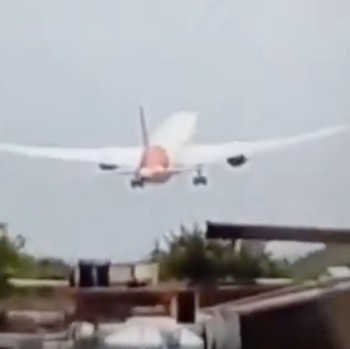 Terekam Kamera, Detik-Detik Pesawat Air India Boeing 787 Jatuh-Meledak