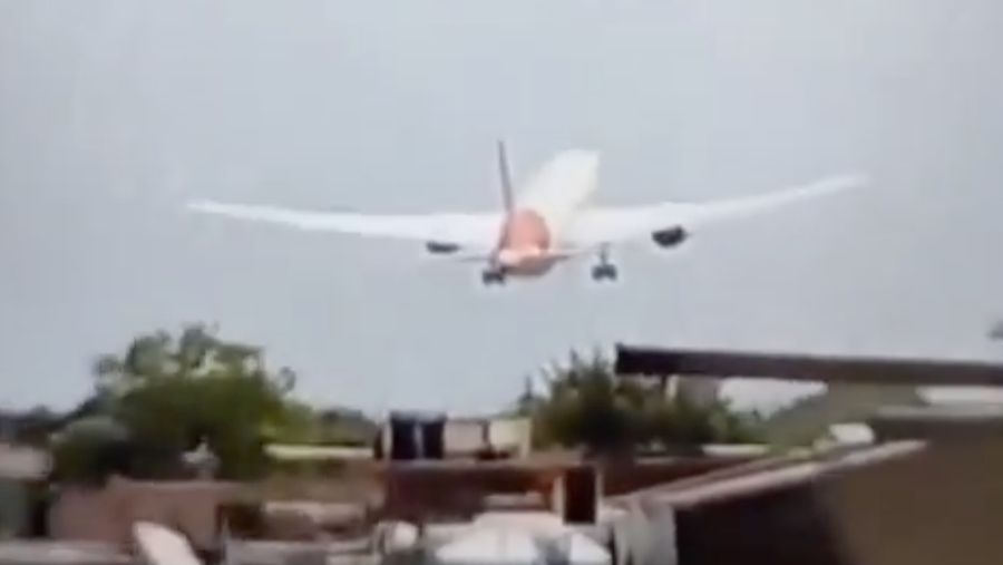 Sebuah video merekam detik-detik pesawat Air India jatuh tak lama setelah lepas landas di kota Ahmedabad, India barat, pada hari Kamis (12/6/2025). Sebuah video merekam detik-detik pesawat Air India jatuh tak lama setelah lepas landas di kota Ahmedabad, India barat, pada hari Kamis (12/6/2025). (Tangkapan Layar X/@rajput_of_india)