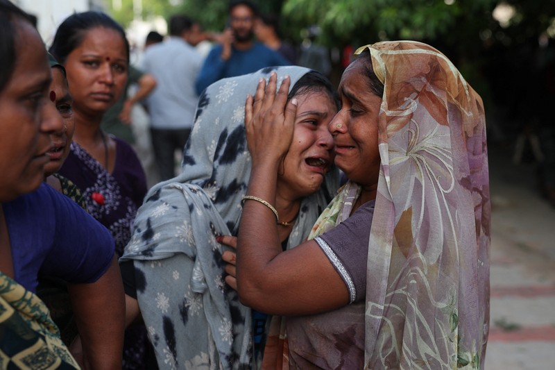 Petugas pemadam kebakaran bekerja untuk memadamkan api di lokasi jatuhnya pesawat Air India Boeing 787 Dreamliner di Ahmedabad, India, 12 Juni 2025. (REUTERS/Amit Dave)
