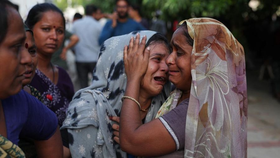 Petugas pemadam kebakaran bekerja untuk memadamkan api di lokasi jatuhnya pesawat Air India Boeing 787 Dreamliner di Ahmedabad, India, 12 Juni 2025. (REUTERS/Amit Dave)