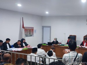 Eks Gubernur Bengkulu Jalani Sidang Dakwaan Korupsi di Sektor SDA