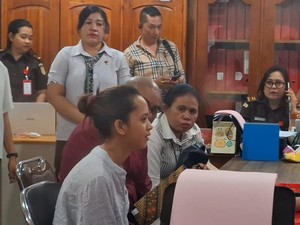 Mahasiswi Penyuplai 3 Anak untuk Eks Kapolres Ngada Nangis di Kejari Kupang