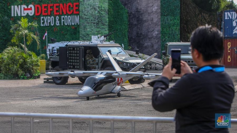 Taksi terbang Vela Alpha ditampilkan dalam acara pameran industri pertahanan Internasional Indo Defence Expo & Forum 2025 di JIExpo Kemayoran, Jakarta, Kamis (12/6/2025). Taksi terbang Vela Alpha ditampilkan dalam acara pameran industri pertahanan Internasional Indo Defence Expo & Forum 2025 di JIExpo Kemayoran, Jakarta, Kamis (12/6/2025). (CNBC Indonesia/Faisal Rahman)