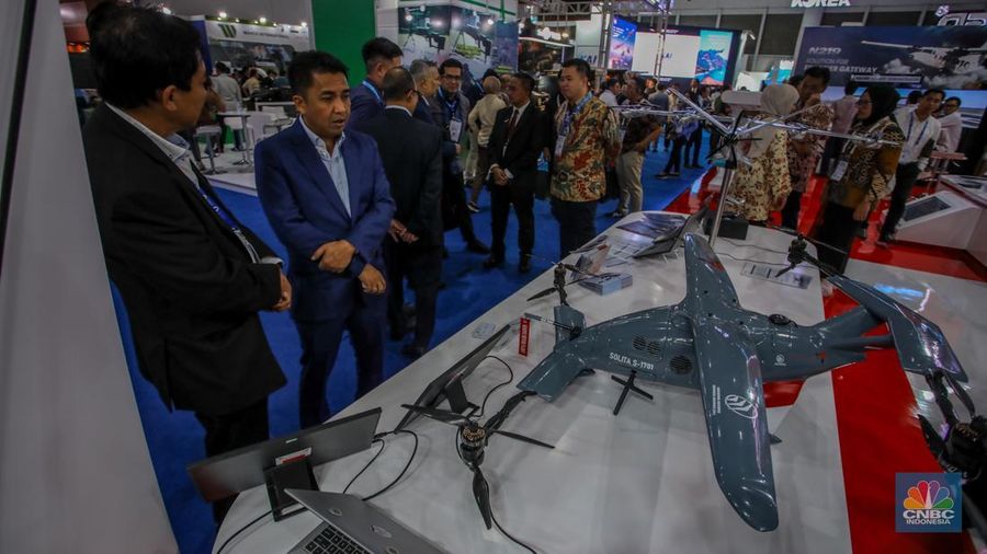 Taksi terbang Vela Alpha ditampilkan dalam acara pameran industri pertahanan Internasional Indo Defence Expo & Forum 2025 di JIExpo Kemayoran, Jakarta, Kamis (12/6/2025). (CNBC Indonesia/Faisal Rahman)