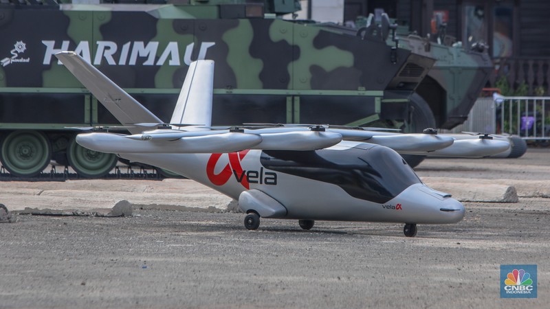 Taksi terbang Vela Alpha ditampilkan dalam acara pameran industri pertahanan Internasional Indo Defence Expo & Forum 2025 di JIExpo Kemayoran, Jakarta, Kamis (12/6/2025). Taksi terbang Vela Alpha ditampilkan dalam acara pameran industri pertahanan Internasional Indo Defence Expo & Forum 2025 di JIExpo Kemayoran, Jakarta, Kamis (12/6/2025). (CNBC Indonesia/Faisal Rahman)
