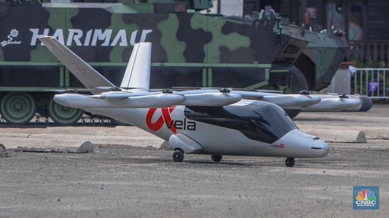 Taksi terbang Vela Alpha ditampilkan dalam acara pameran industri pertahanan Internasional Indo Defence Expo & Forum 2025 di JIExpo Kemayoran, Jakarta, Kamis (12/6/2025). (CNBC Indonesia/Faisal Rahman)