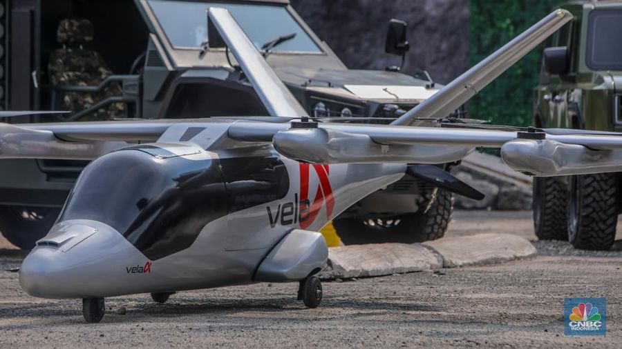Taksi terbang Vela Alpha ditampilkan dalam acara pameran industri pertahanan Internasional Indo Defence Expo & Forum 2025 di JIExpo Kemayoran, Jakarta, Kamis (12/6/2025). Taksi terbang Vela Alpha ditampilkan dalam acara pameran industri pertahanan Internasional Indo Defence Expo & Forum 2025 di JIExpo Kemayoran, Jakarta, Kamis (12/6/2025). (CNBC Indonesia/Faisal Rahman)