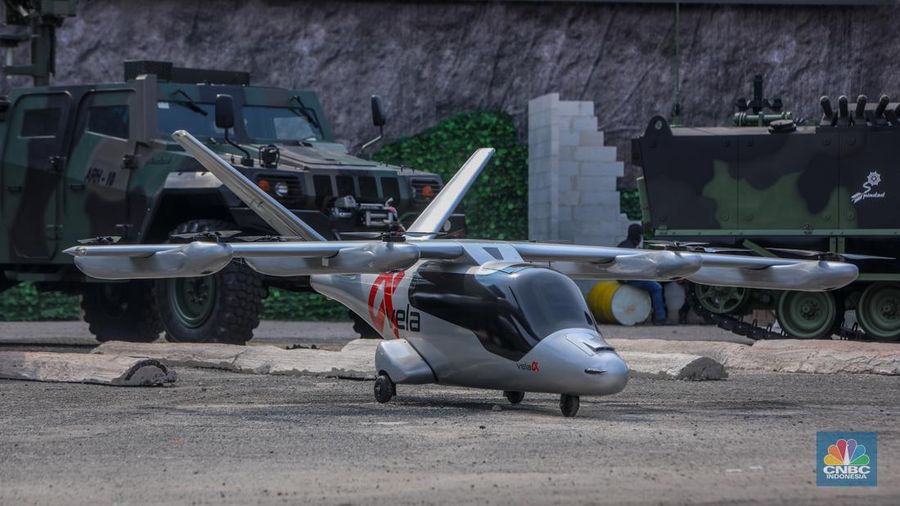 Taksi terbang Vela Alpha ditampilkan dalam acara pameran industri pertahanan Internasional Indo Defence Expo & Forum 2025 di JIExpo Kemayoran, Jakarta, Kamis (12/6/2025). (CNBC Indonesia/Faisal Rahman)