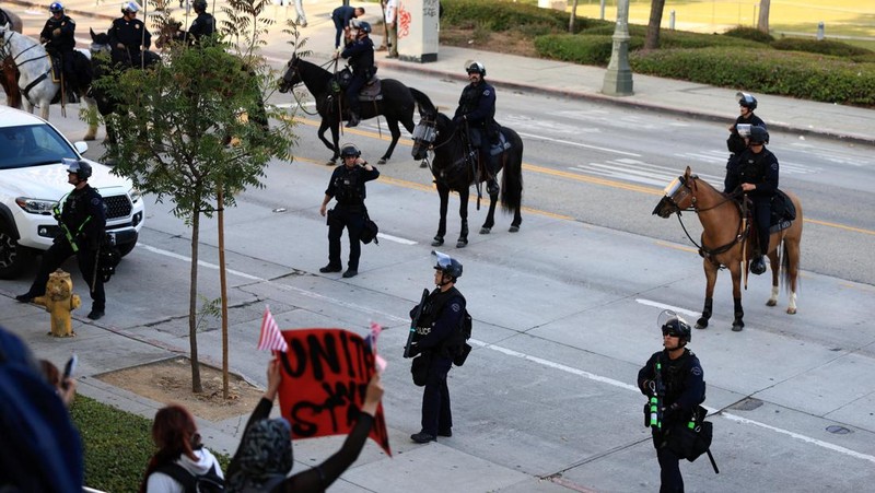 Police officers ride horses as they attempt to disperse protesters demonstrating against federal immigration sweeps, in downtown Los Angeles, California, U.S. June 11, 2025.  REUTERS/David Ryder