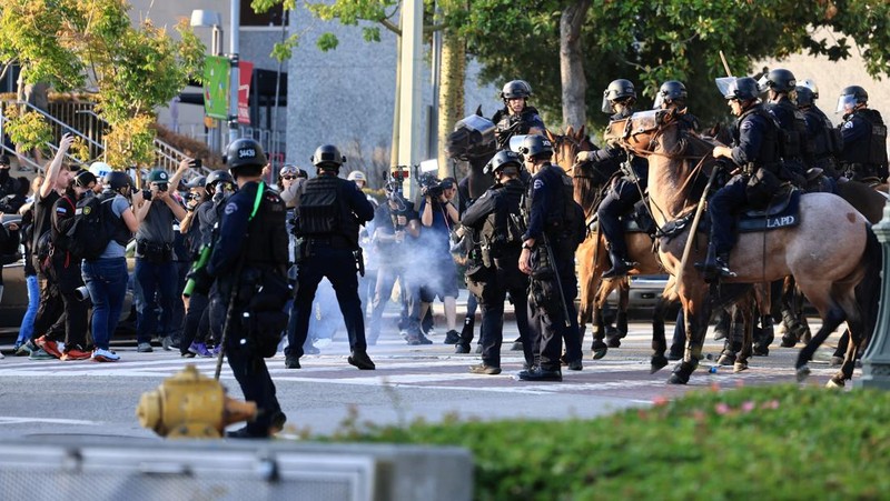 Police officers ride horses as they attempt to disperse protesters demonstrating against federal immigration sweeps, in downtown Los Angeles, California, U.S. June 11, 2025.  REUTERS/David Ryder