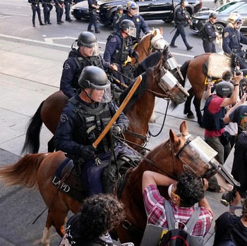 Potret Polisi Berkuda AS Gebuk Pendemo, Bubarkan Protes Los Angeles