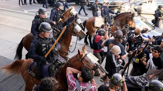 Potret Polisi Berkuda AS Gebuk Pendemo, Bubarkan Protes Los Angeles