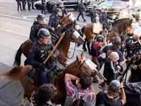 Potret Polisi Berkuda AS Gebuk Pendemo, Bubarkan Protes Los Angeles