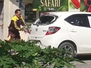Video Viral Pria di Bojonegoro Ngamuk Pukuli Mobil Istri dengan Batu