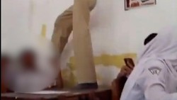 Viral Guru Naik ke Meja-Tendang Murid di Demak