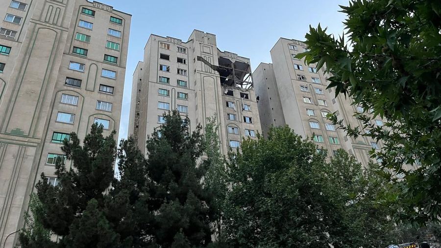 Foto selebaran yang dirilis oleh saluran Telegram resmi Korps Garda Revolusi (IRGC) Iran, Sepah News, pada tanggal 13 Juni 2025 dilaporkan menunjukkan asap mengepul dari lokasi yang menjadi sasaran serangan Israel di ibu kota Iran, Teheran, pada dini hari. (AFP/-) Foto selebaran yang dirilis oleh saluran Telegram resmi Korps Garda Revolusi (IRGC) Iran, Sepah News, pada tanggal 13 Juni 2025 dilaporkan menunjukkan asap mengepul dari lokasi yang menjadi sasaran serangan Israel di ibu kota Iran, Teheran, pada dini hari. (AFP/-)
