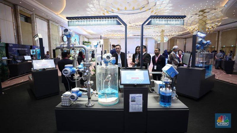 Presiden Direktur Endress+Hauser Indonesia, Henry Chia menyampaikan pemaparan dalam acara Endress+Hauser Indonesia Sustainability Recognition Forum 2025 di Jakarta, Kamis (8/5/2025). (CNBC Indonesia/Tri Susilo)