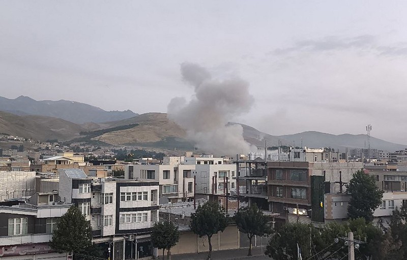 Foto selebaran yang dirilis oleh saluran Telegram resmi Korps Garda Revolusi (IRGC) Iran, Sepah News, pada tanggal 13 Juni 2025 dilaporkan menunjukkan asap mengepul dari lokasi yang menjadi sasaran serangan Israel di ibu kota Iran, Teheran, pada dini hari. (AFP/-) Foto selebaran yang dirilis oleh saluran Telegram resmi Korps Garda Revolusi (IRGC) Iran, Sepah News, pada tanggal 13 Juni 2025 dilaporkan menunjukkan asap mengepul dari lokasi yang menjadi sasaran serangan Israel di ibu kota Iran, Teheran, pada dini hari. (AFP/-)