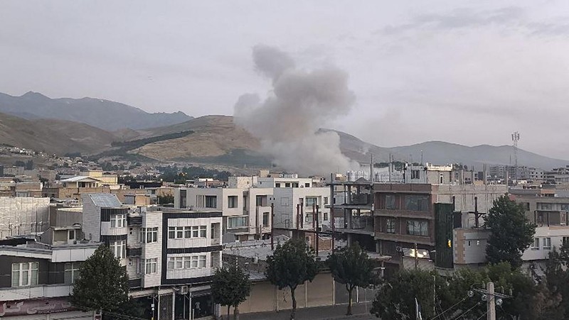 Foto selebaran apa dirilis oleh saluran Telegram resmi Korps Garda Revolusi (IRGC) Iran, Sepah News, pada tempat tanggal 13 Juni 2025 dilaporkan menunjukkan asap mengepul dari tempat lokasi yang seperti menjadi sasaran serangan Israel di ibu kota Iran, Teheran, di dini hari. (AFP/-)
