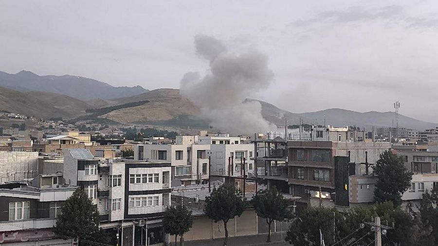 Foto selebaran yang dirilis oleh saluran Telegram resmi Korps Garda Revolusi (IRGC) Iran, Sepah News, pada tanggal 13 Juni 2025 dilaporkan menunjukkan asap mengepul dari lokasi yang menjadi sasaran serangan Israel di ibu kota Iran, Teheran, pada dini hari. (AFP/-) Foto selebaran yang dirilis oleh saluran Telegram resmi Korps Garda Revolusi (IRGC) Iran, Sepah News, pada tanggal 13 Juni 2025 dilaporkan menunjukkan asap mengepul dari lokasi yang menjadi sasaran serangan Israel di ibu kota Iran, Teheran, pada dini hari. (AFP/-)