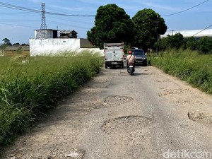 Geram Warga Saat Jalur Menuju Stasiun Kereta Cepat Rusak Parah