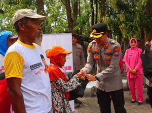 Ratusan Paket Sembako Dibagikan Polisi Jelang Hari Bhayangkara ke-79