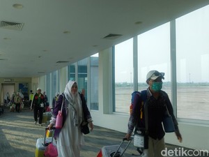 Senyum Haru Jemaah Haji Perdana Tiba di BIJB Kertajati