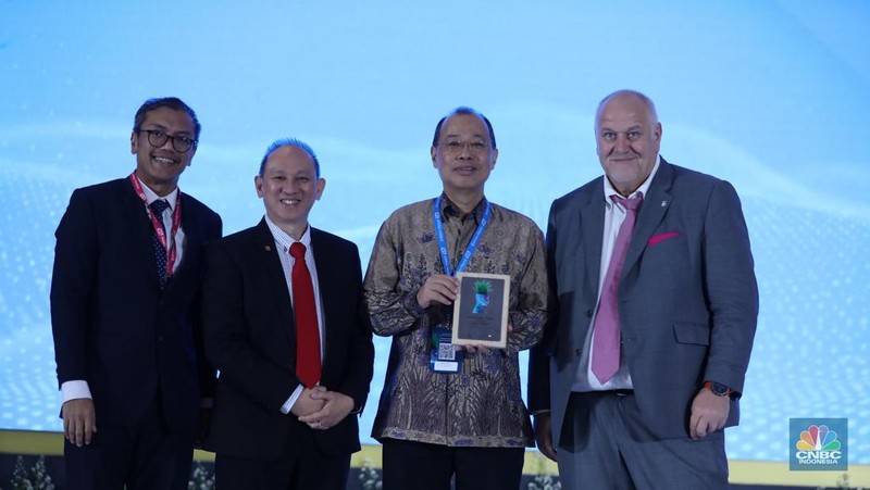 Presiden Direktur Endress+Hauser Indonesia, Henry Chia menyampaikan pemaparan dalam acara Endress+Hauser Indonesia Sustainability Recognition Forum 2025 di Jakarta, Kamis (8/5/2025). (CNBC Indonesia/Tri Susilo)