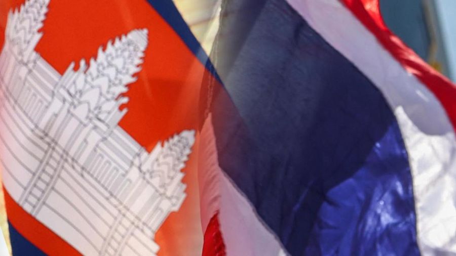 Kolase bendera Kamboja dan Thailand. (Reuters)