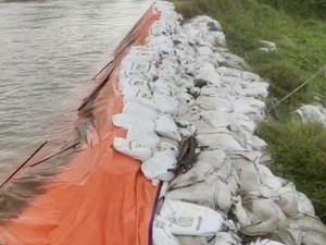Bendungan Benteng di Pinrang Jebol, Warga Tambal Pakai Karung Pasir