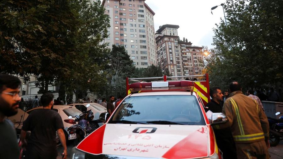 Foto selebaran yang dirilis oleh saluran Telegram resmi Korps Garda Revolusi (IRGC) Iran, Sepah News, pada tanggal 13 Juni 2025 dilaporkan menunjukkan asap mengepul dari lokasi yang menjadi sasaran serangan Israel di ibu kota Iran, Teheran, pada dini hari. (AFP/-) Foto selebaran yang dirilis oleh saluran Telegram resmi Korps Garda Revolusi (IRGC) Iran, Sepah News, pada tanggal 13 Juni 2025 dilaporkan menunjukkan asap mengepul dari lokasi yang menjadi sasaran serangan Israel di ibu kota Iran, Teheran, pada dini hari. (AFP/-)