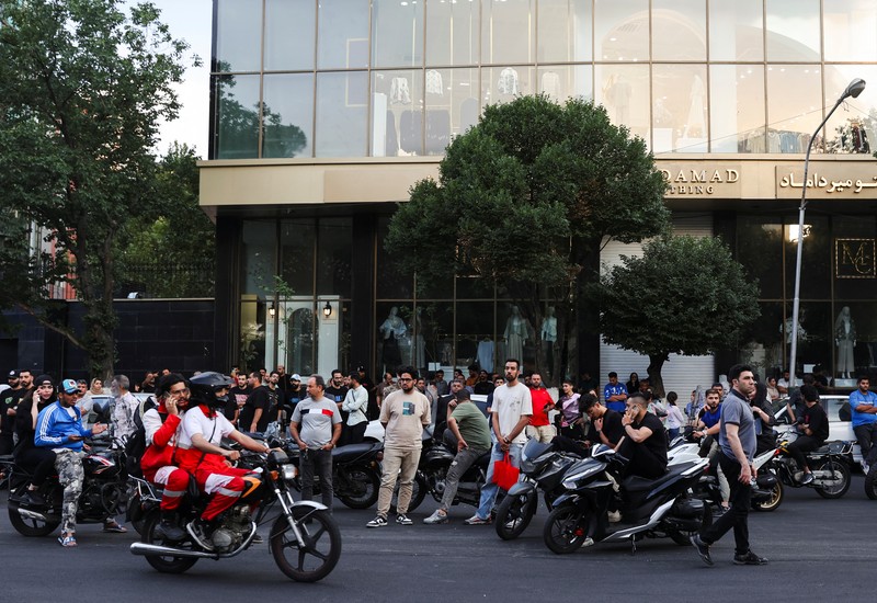 Orang-orang berkumpul di jalan setelah serangan Israel, di Teheran, Iran, 13 Juni 2025. (via REUTERS/Majid Asgaripour) Orang-orang berkumpul di jalan setelah serangan Israel, di Teheran, Iran, 13 Juni 2025. (via REUTERS/Majid Asgaripour)