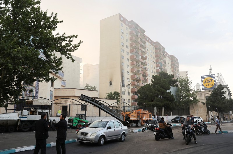 Orang-orang berkumpul di jalan setelah serangan Israel, di Teheran, Iran, 13 Juni 2025. (via REUTERS/Majid Asgaripour)