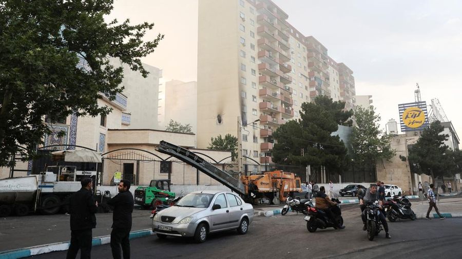 Orang-orang berkumpul di jalan setelah serangan Israel, di Teheran, Iran, 13 Juni 2025. (via REUTERS/Majid Asgaripour)