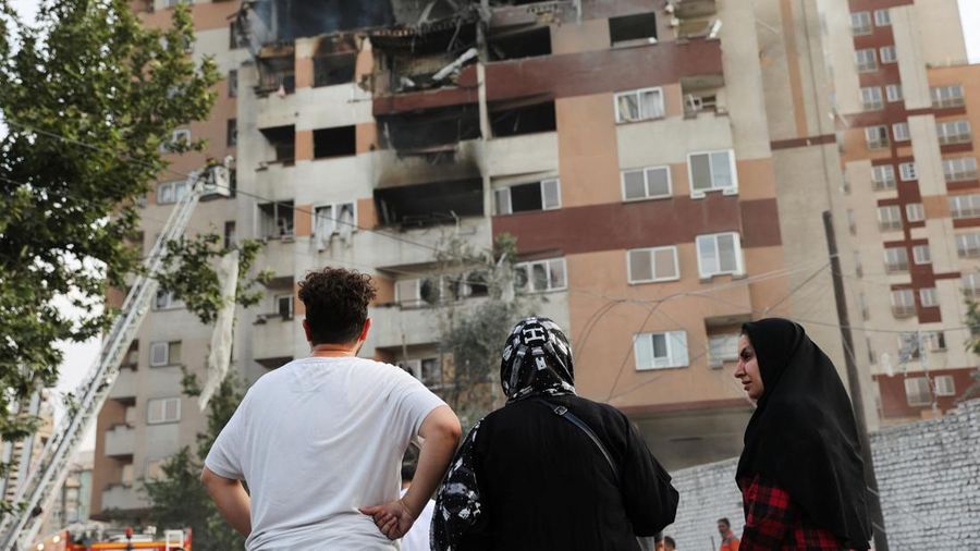 Orang-orang berkumpul di jalan setelah serangan Israel, di Teheran, Iran, 13 Juni 2025. (via REUTERS/Majid Asgaripour)