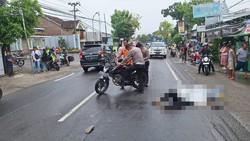 Kecelakaan Maut Depan Masjid Namira Lamongan, Seorang Pemotor Tewas