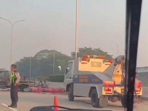 Pikap Angkut Tabung Gas Terguling di Tol Cijago, Lalin Sempat Tersendat